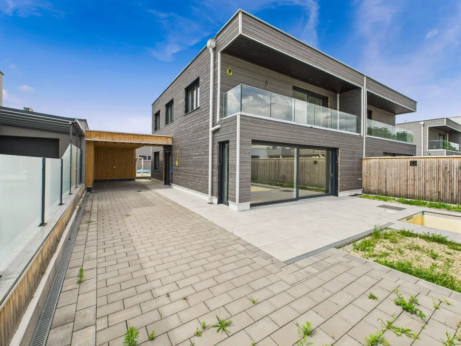 Modernes Wohnen auf höchstem Niveau: Erstbezug mit Smart Home, Salzwasserpool & 149 m² Wohnfläche in Wels-West