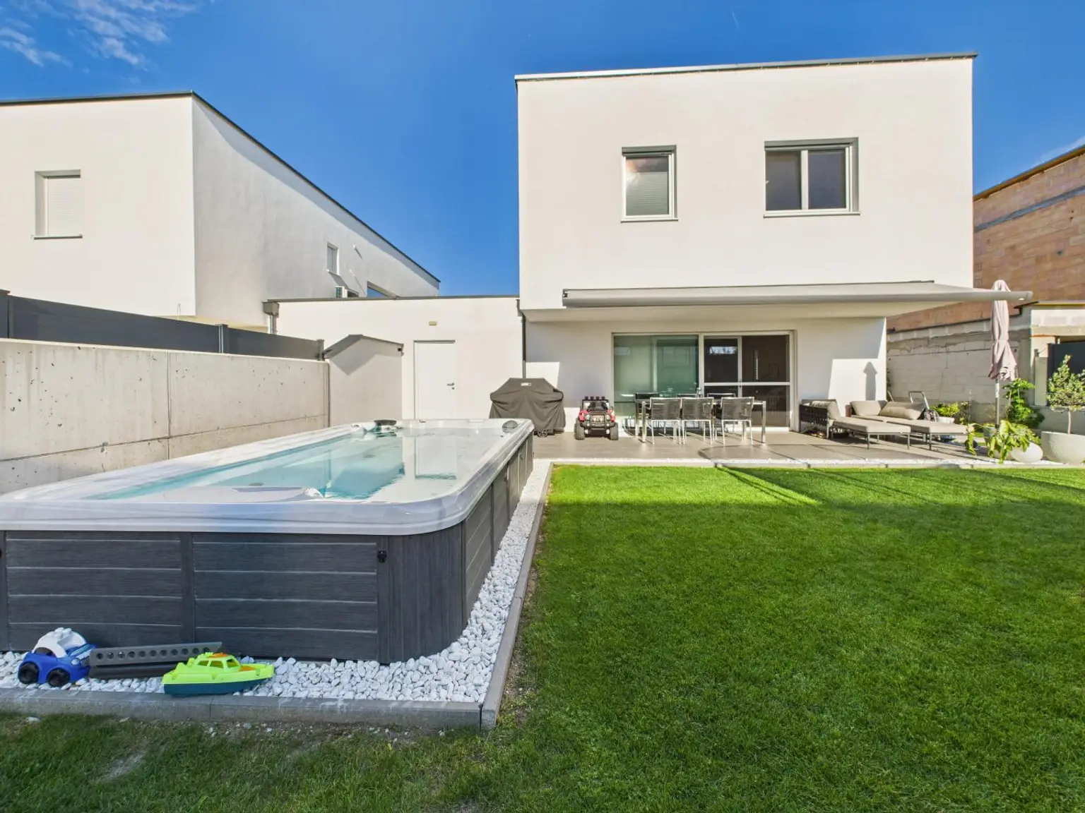 Exklusives Neubauhaus in Marchtrenk – stilvolles Wohnen mit modernster Technik & traumhaftem Garten samt Wellnessbereich