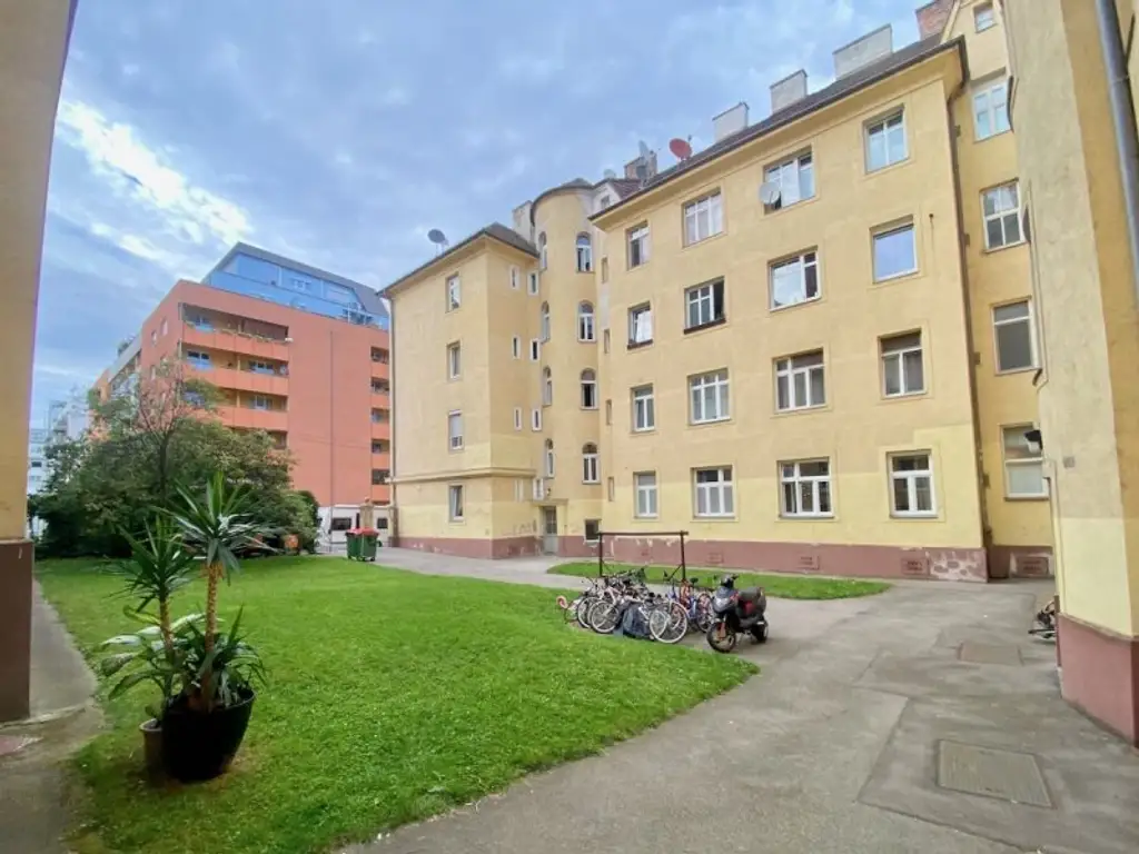2 Zimmer-Wohnung ZUM SANIEREN, BLICK ins GRÜNE!