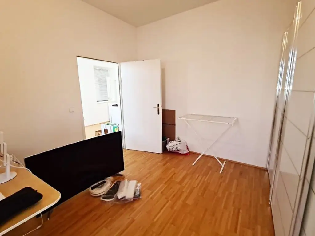 TERRASSENHIT, U1-NÄHE, 84 m2 Dachgeschoß mit 30 m2 Terrasse, 2 Zimmer, Wohnküche, 2 Bäder, Parketten, Viktorgasse