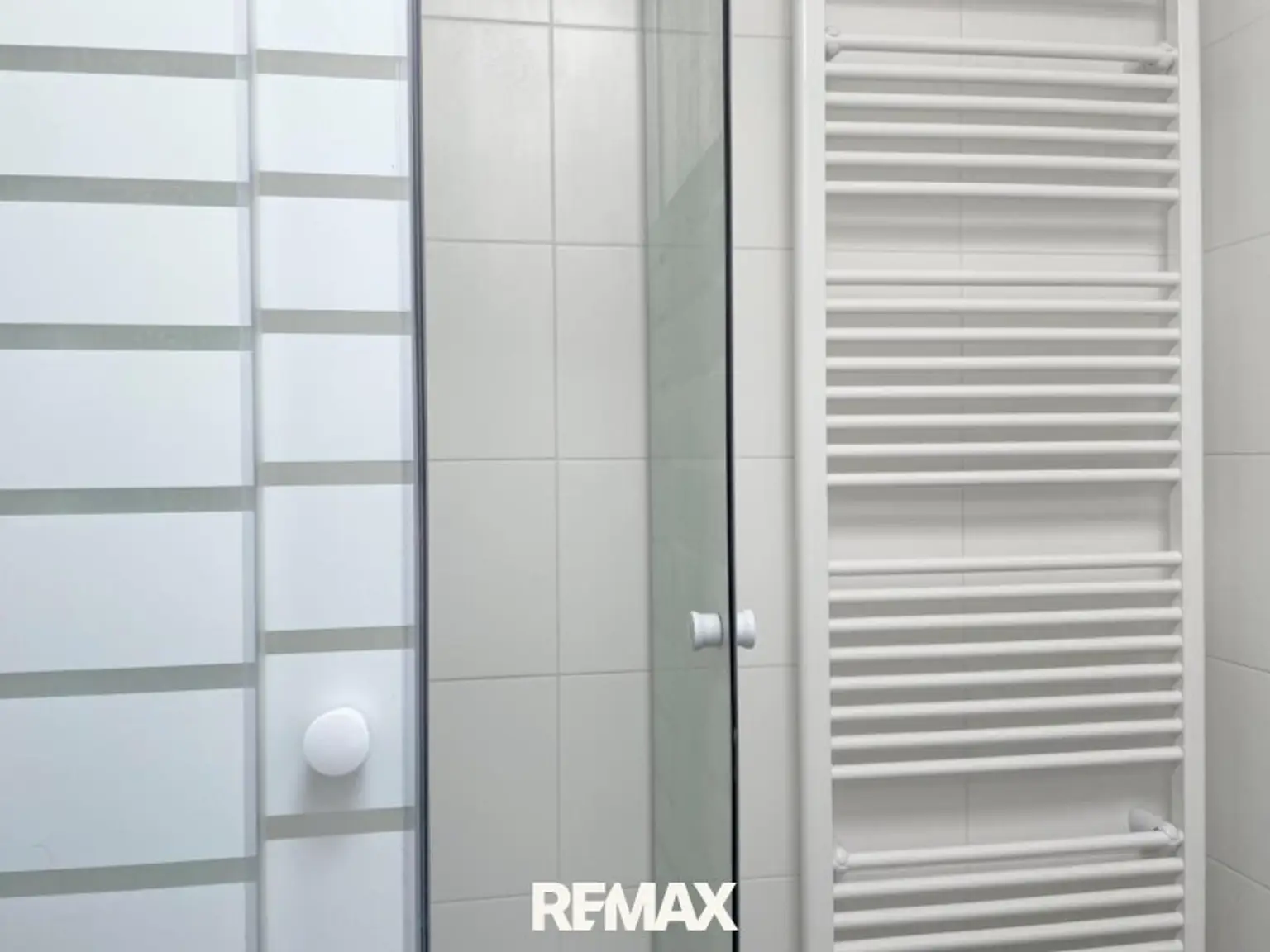 Dusche und Heizkörper