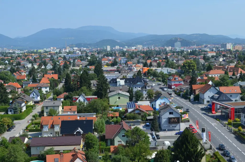 Sanierte 4-Zimmer-Wohnung mit 2 Balkonen und traumhaftem Blick über Graz inkl. Stellplatz