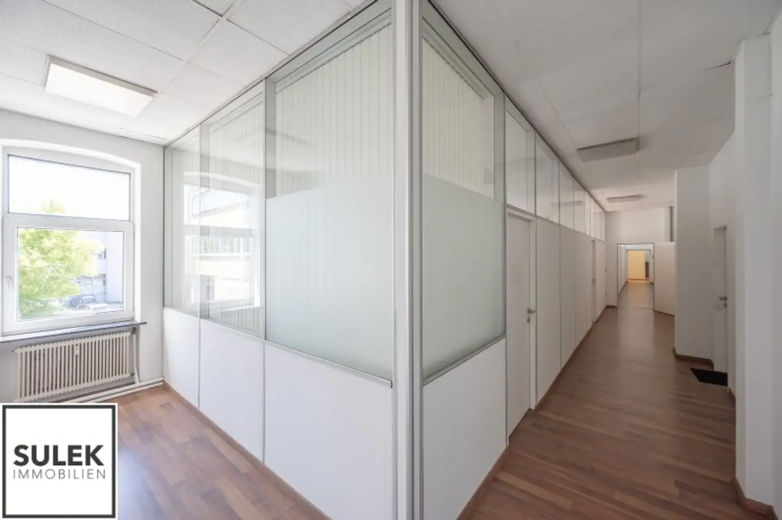 Grundstück mit vier Baukörpern - Büro-, Geschäfts- und Gewerbegebäude inkl. Parkplätzen in Vösendorf