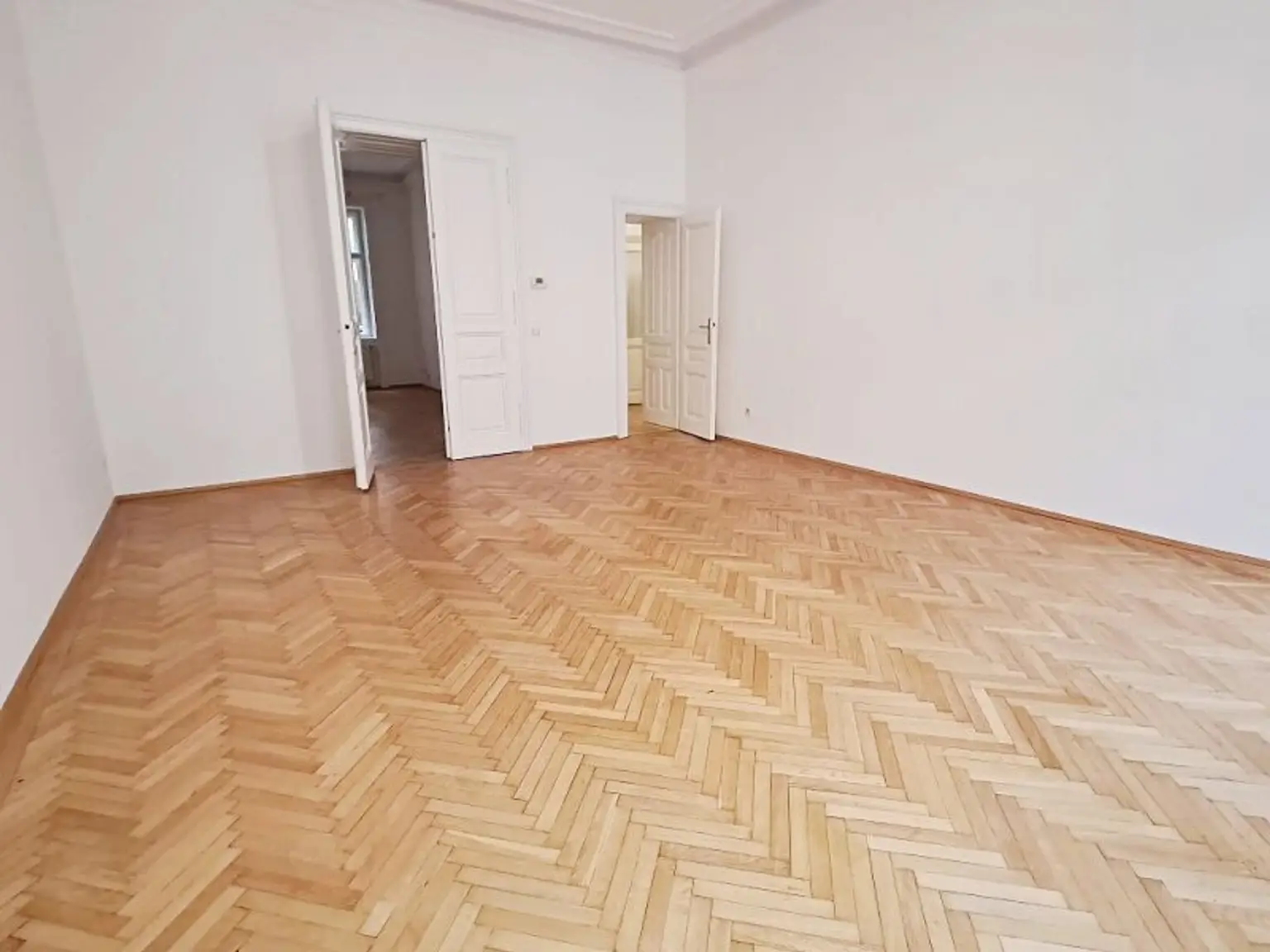 AM GRABEN-NÄHE, 95 m2 Altbau mit Balkon, 2 Zimmer, Komplettküche, Wannenbad, Parketten, 4. Liftstock, Flügeltüren, Spiegelgasse