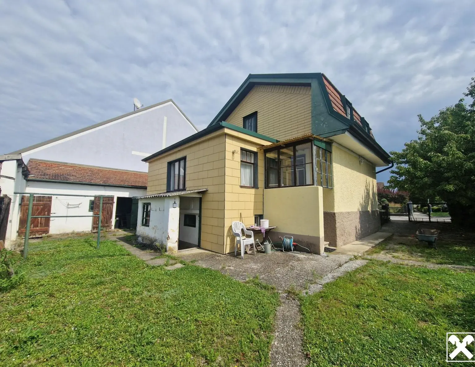 BAUEN UND WOHNEN IN ALLERBESTER WOHN- UND ZENTRUMSLAGE VON KIRCHBERG AM WAGRAM MIT ALTBESTAND