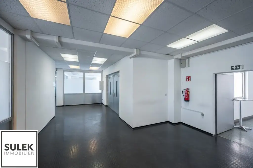 Grundstück mit vier Baukörpern - Büro-, Geschäfts- und Gewerbegebäude inkl. Parkplätzen in Vösendorf