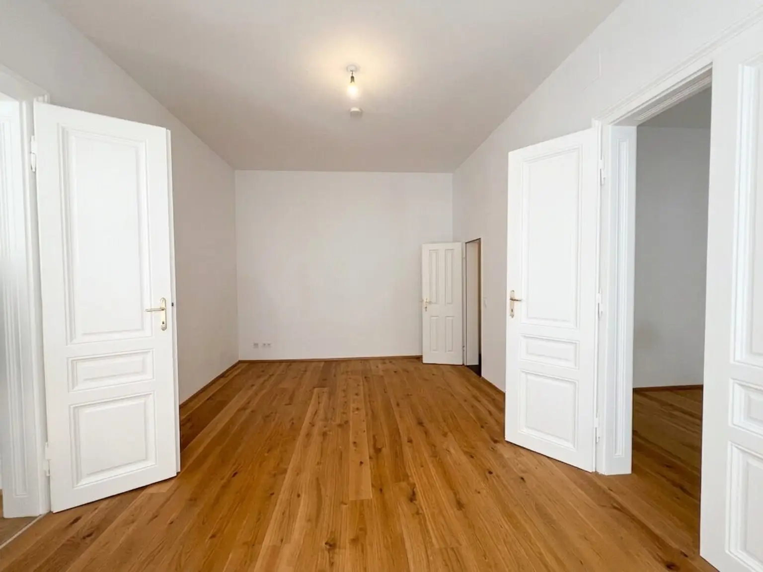 UNBEFRISTET und TOP LAGE: Schöne 2-Zimmer-Altbauwohnung