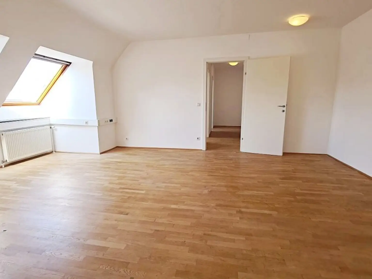 ZIEGLERGASSE bei FUZO Mariahilfer Straße, 141 m2 Bürofäche, 3 Zimmer, Serverraum, Küche, Klimaanlagen, Dachgeschoß