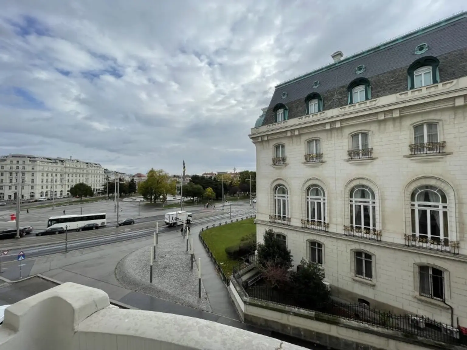 SANIERTES TOP-BÜRO -- ETAGE MIT 468 m² IN PALAIS AM SCHWARZENBERGPLATZ!