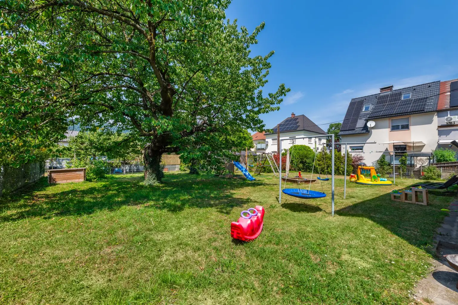 Großer Sonniger Garten
