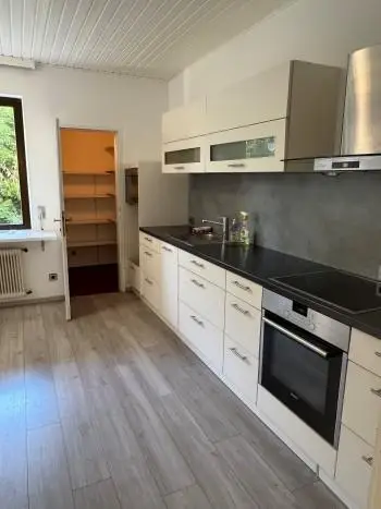 "Einfamilienhaus mit 1110m² Grund mitten im Ort!"