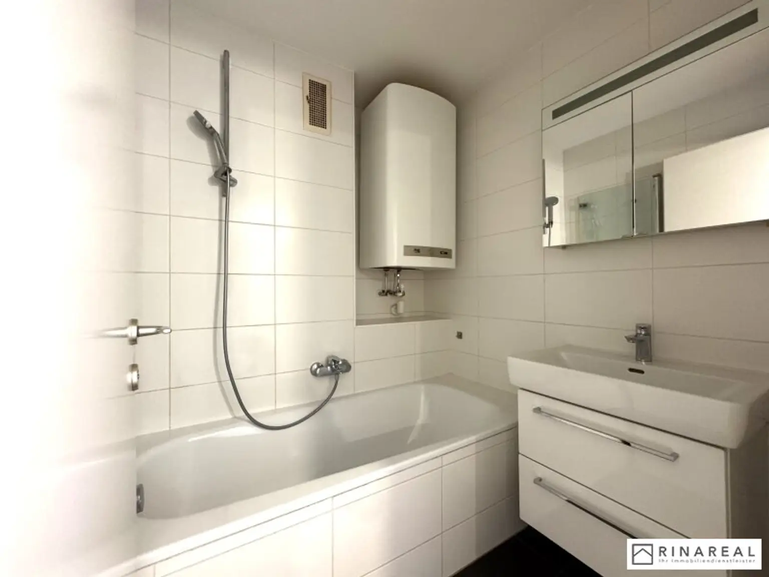Großzügige und helle 2 Zimmer Wohnung im Dachgeschoss | ca. 63 m² | Klimaanlage | zzgl. PKW-Stellplatz | Friedrich Schiller-Straße