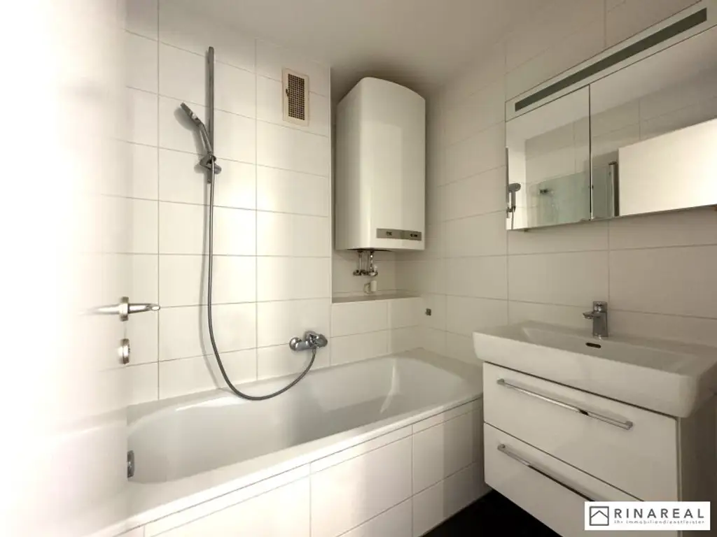 Großzügige und helle 2 Zimmer Wohnung im Dachgeschoss | ca. 63 m² | Klimaanlage | zzgl. PKW-Stellplatz | Friedrich Schiller-Straße