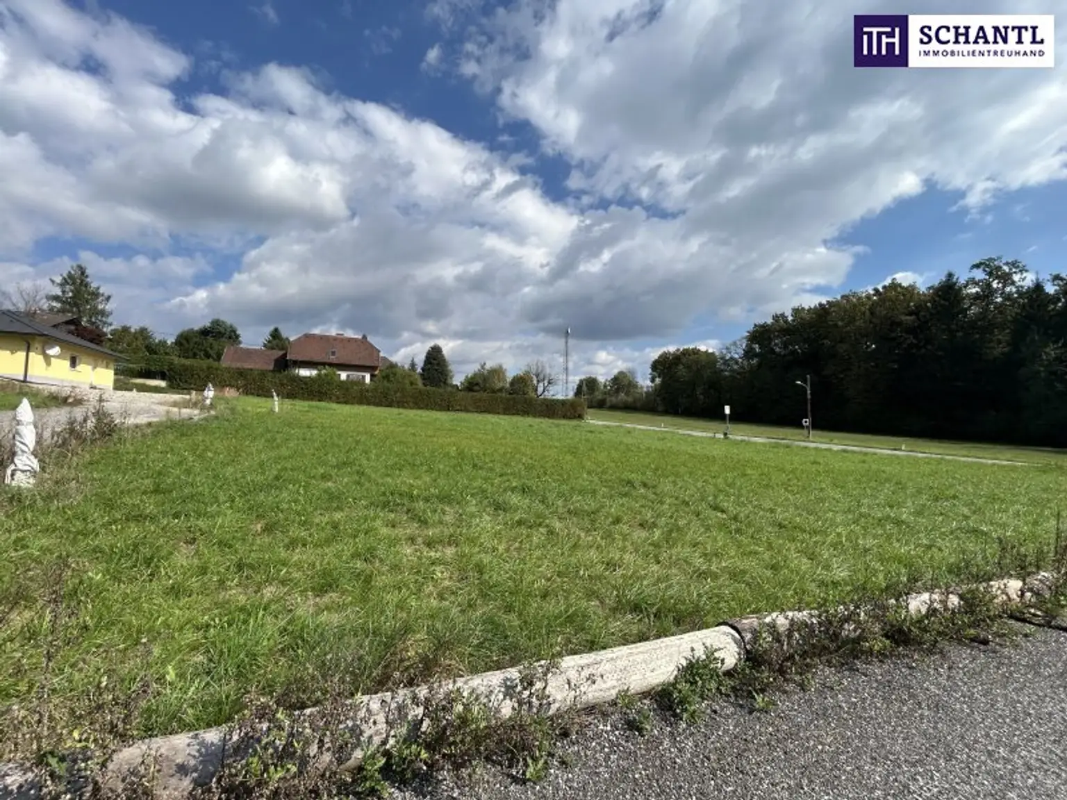 FABELHAFTES Grundstück! VOLLERSCHLOSSENES und FLACHES BAUGRUNDSTÜCK! TOP Anbindung! IDYLLISCHE Umgebung!