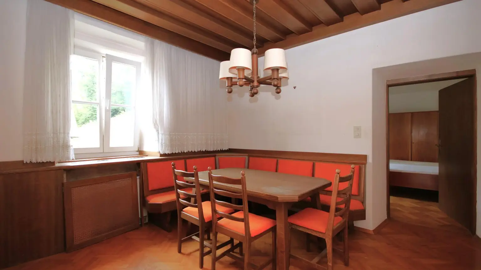 Großzügiges, sanierungsbedürftiges Altbauhaus mit Charakter und Potenzial