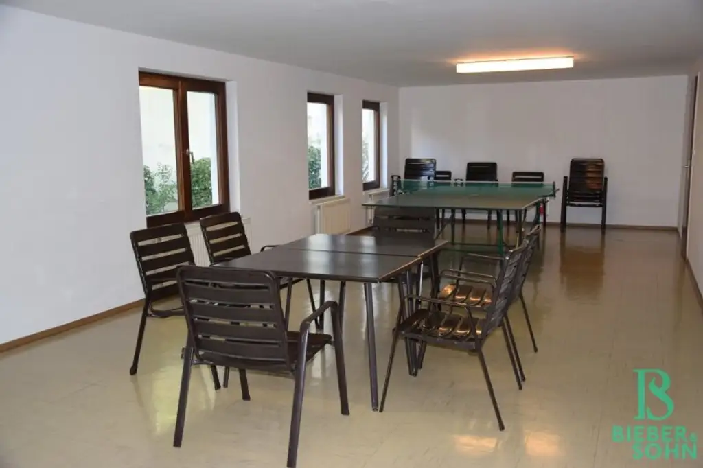 Eleganter "Retro-Style" - Großzügige, sonnige, ruhige Wohnung mit Süd-Loggia! 2 Garagenplätze!