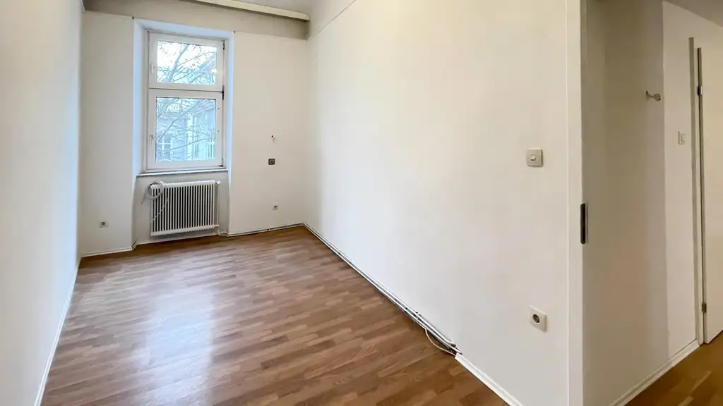 3 Zimmer mit Balkon, komplett neues Bad und WC