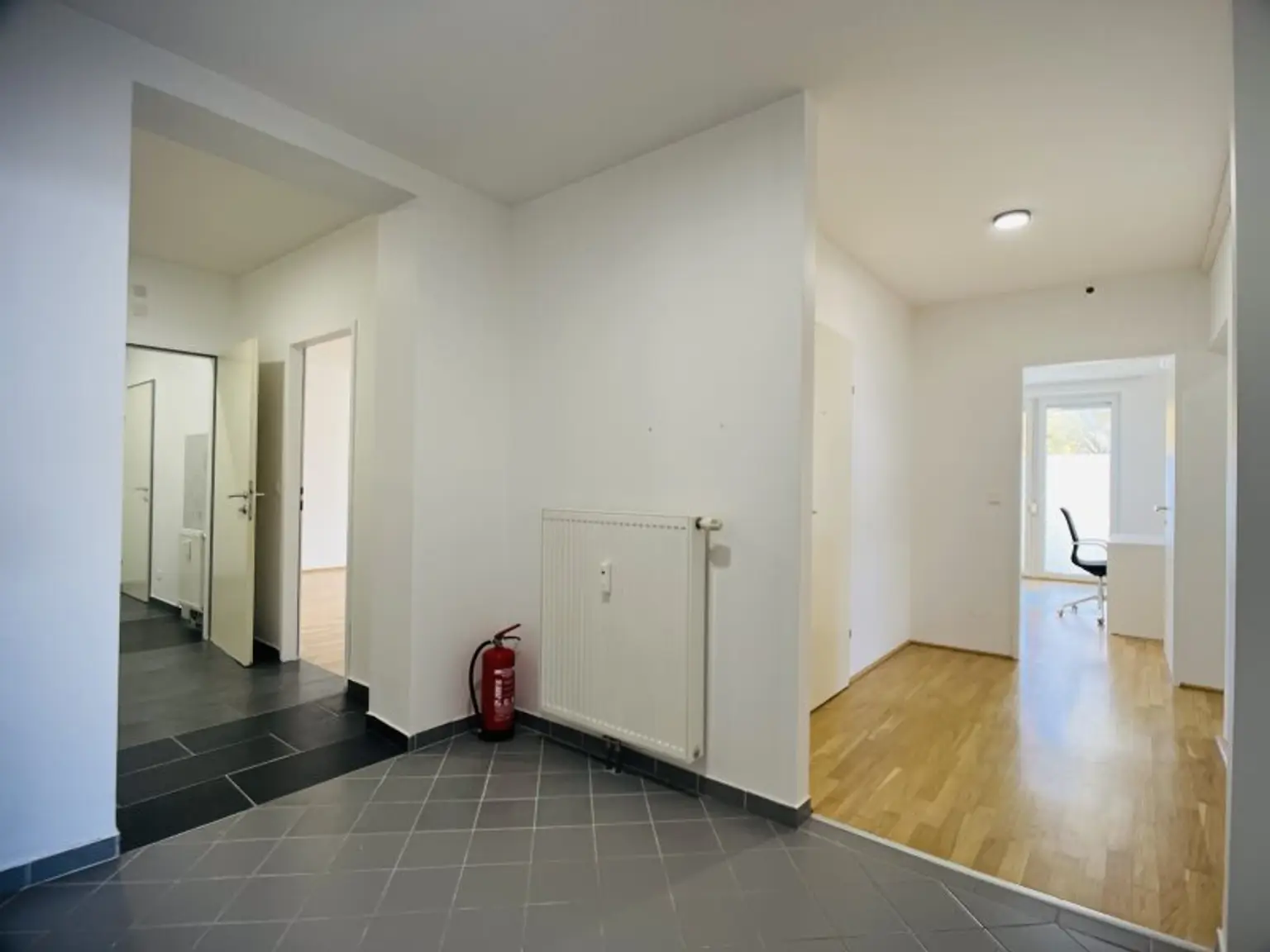 Vielseitig nutzbare, sanierte Praxis / Wohnung in zentraler Bahnhofsnähe in Brunn am Gebirge – Kauf oder Miete möglich!