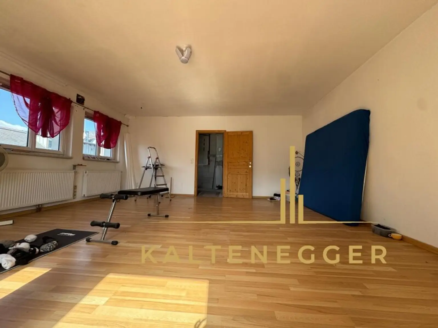 Sonnenbeschienenes Grundstück mit Blick auf die Hohe Wand - ein ländliches Mehrfamilienhaus und ein Einfamilienhaus