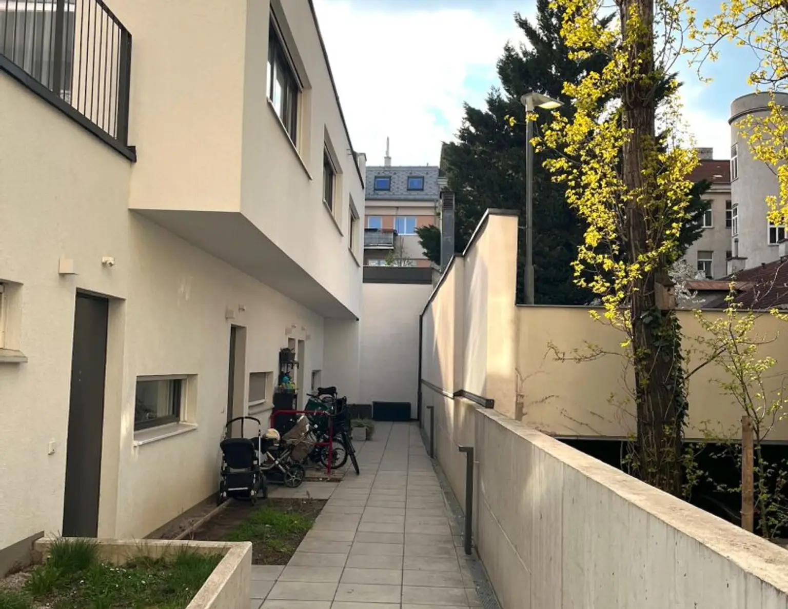 Büro/Praxis/Atelier mit großzügiger Raumhöhe und südseitger Gartenterrasse in 1170 Wien