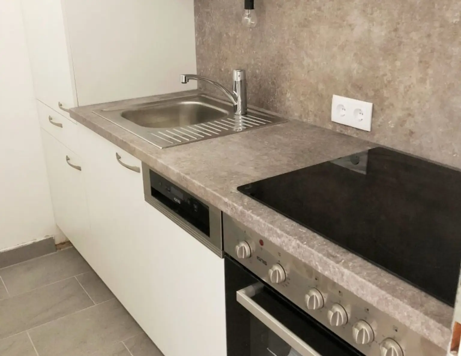TOPLAGE am Hasnerplatz mit Schloßbergblick Wohnung 35 m² 1 Zimmer mit Einbauküche, BALKON und PARKPLATZ PROVISIONSFREI