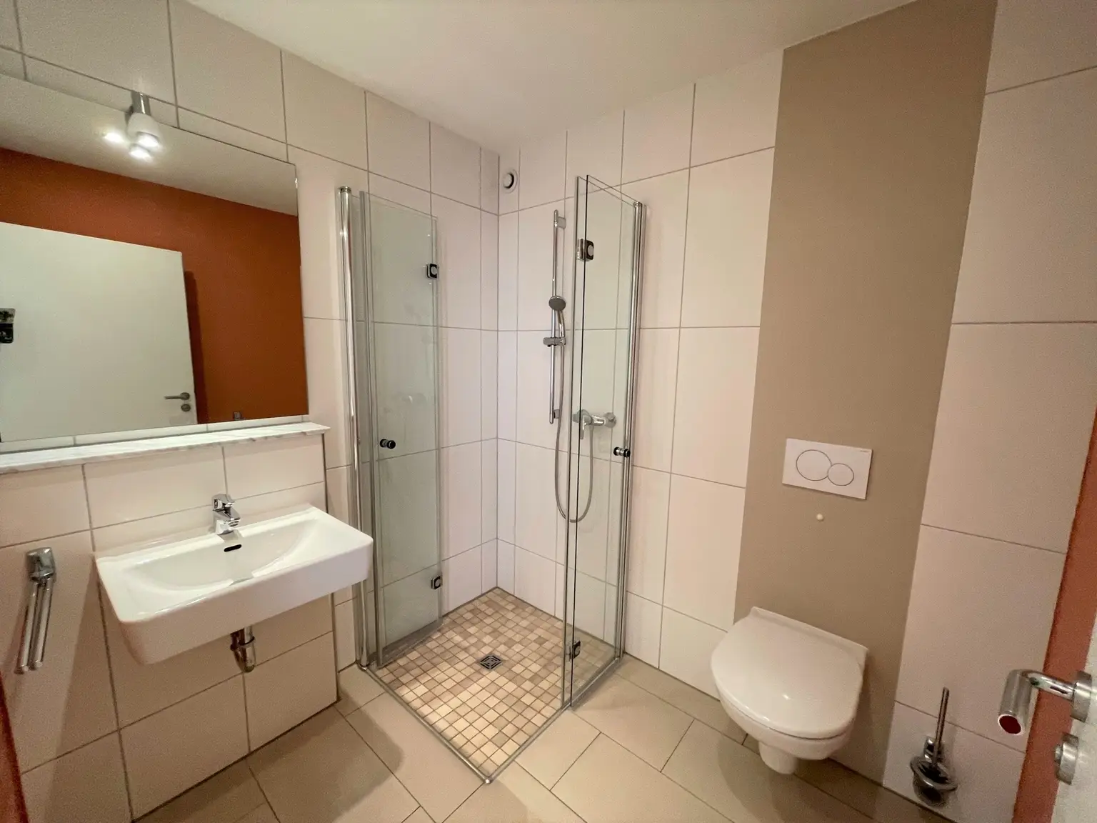Gäste-WC mit Dusche
