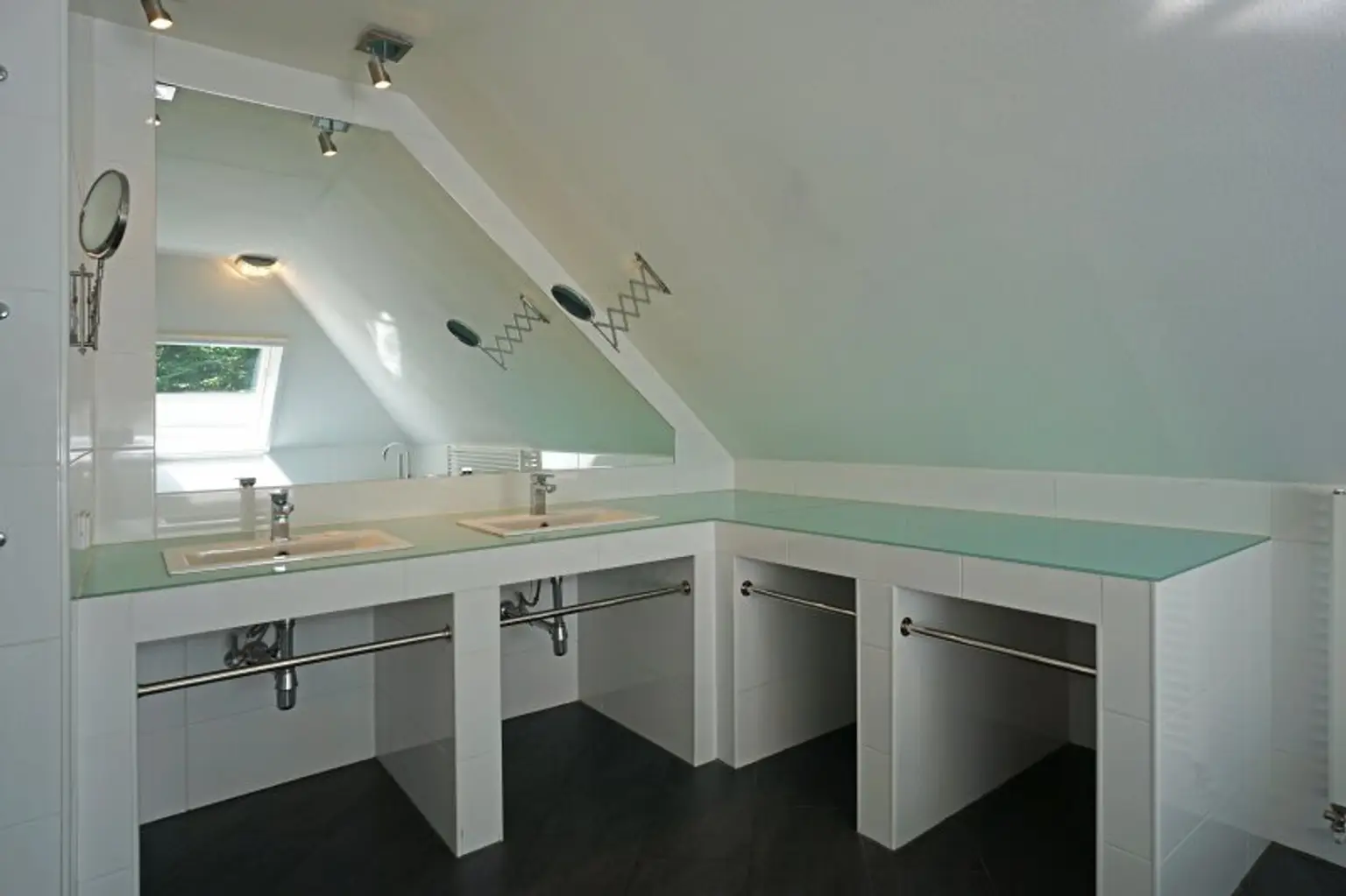 Repräsentative Villa mit Pool und Wellnessbereich in sonniger Waldrandruhelage