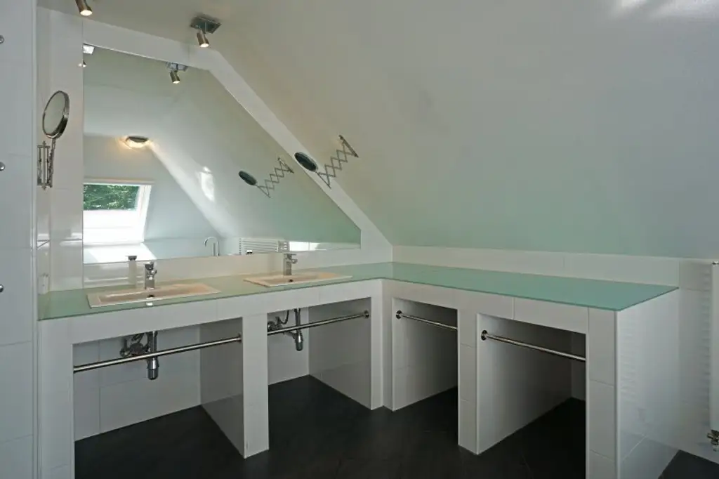 Repräsentative Villa mit Pool und Wellnessbereich in sonniger Waldrandruhelage