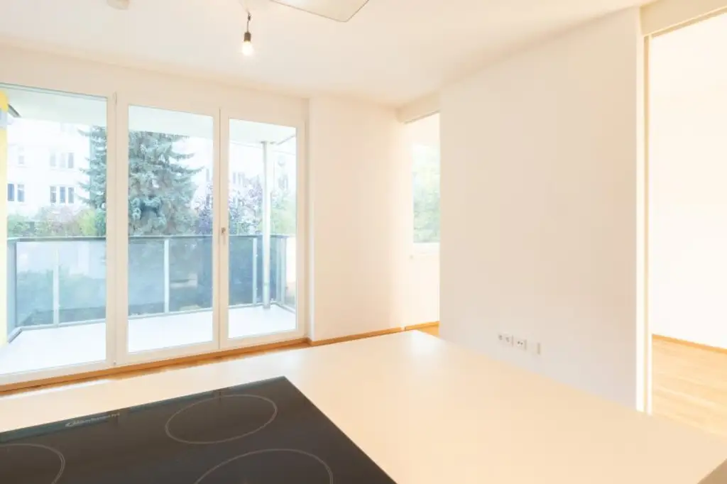 ZUM VERKAUFEN! Attraktive Kapitalanlage: Vermietete charmante Kleinwohnung mit großzügigem Balkon und Tiefgaragenstellplatz! Nähe U6 Spitz!