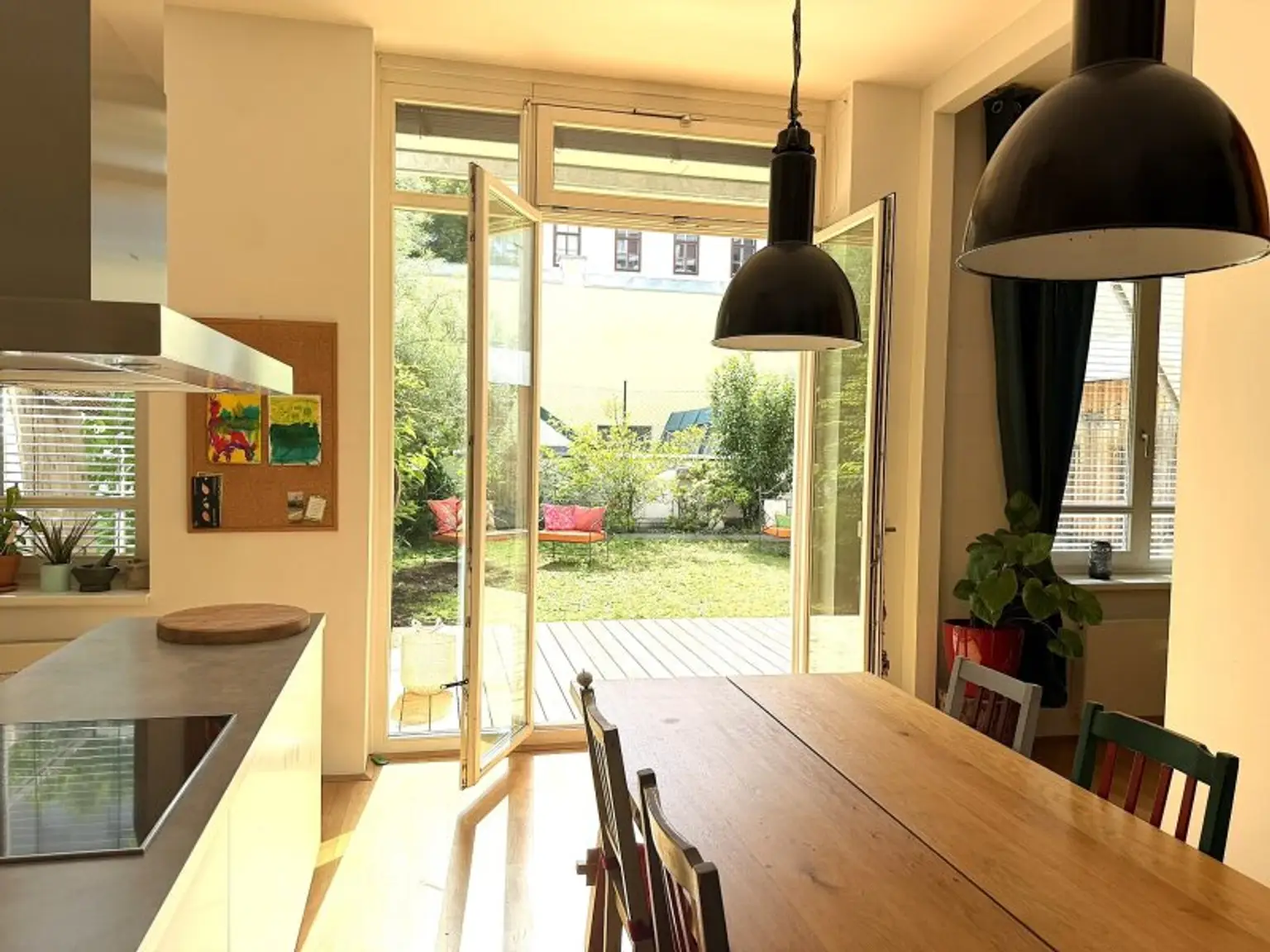 Esstisch mit Blick in den Garten