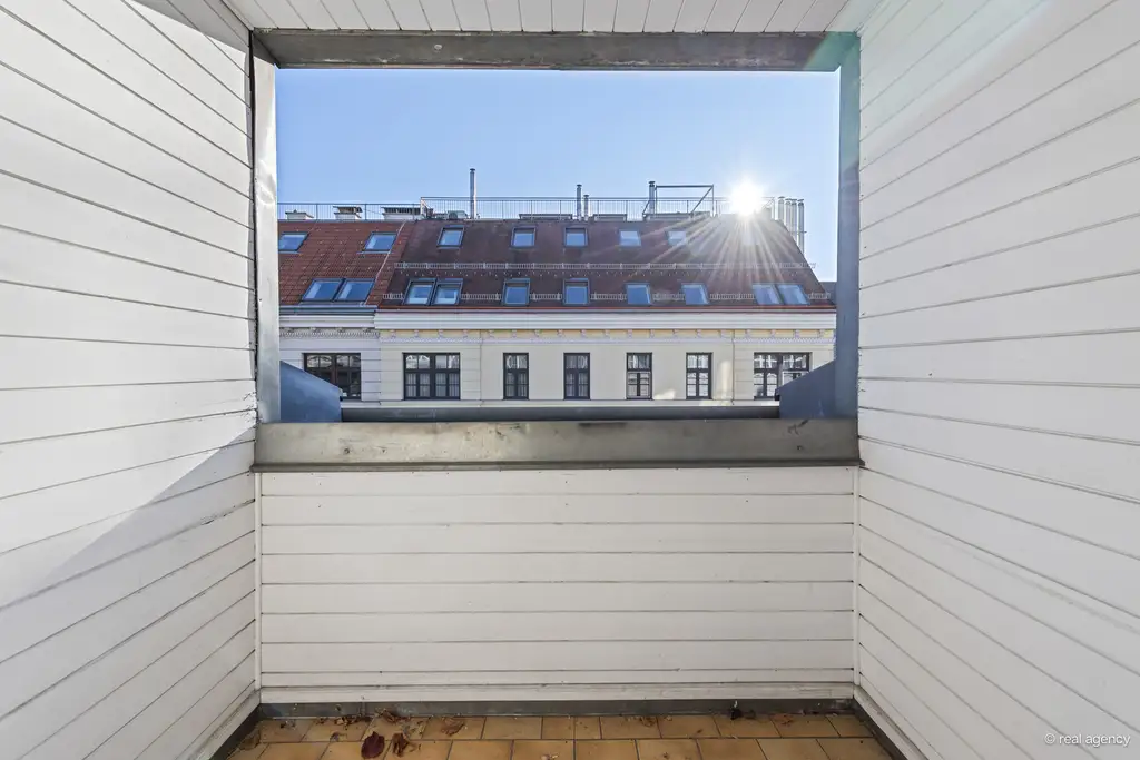 SERVITENVIERTEL - wunderbare südseitig gelegene Dachgeschoßwohnung mit Freifläche