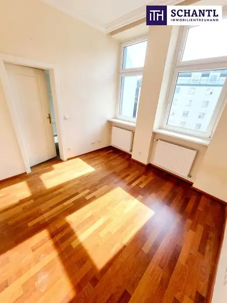 Zwischen Wiener Klassik und Naschmarkt Vibes - Ihr Zuhause mit Charme! Hofseitiger Balkon + Ruhiges Schlafzimmer! HIP und TRENDY die Gegend - Magisch schön das Altbauhaus - Ein MUST HAVE die Wohnung!