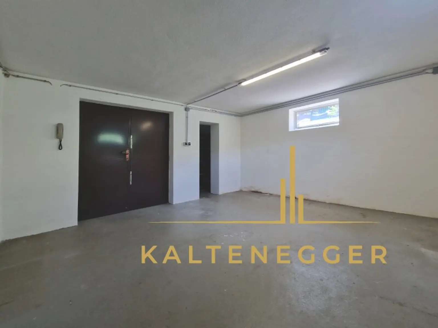 Kellerraum mit Abstellkammer