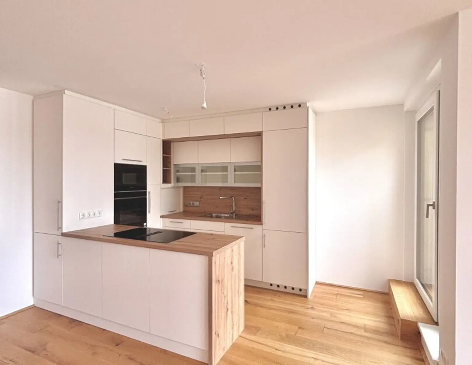 Wunderschöner Erstbezug! Lichtdurchflutete 4-Zimmer-Dachgeschoßwohnung | Tischlerküche | Zwei Bäder | Klimaanlage | Terrasse mit Weitblick und Privatsphäre | Tiefgarage