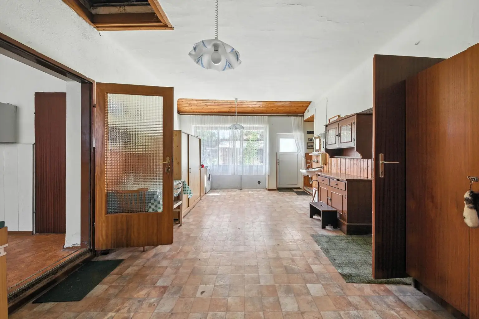 Renovierungsbedürftige Liegenschaft mit zwei Wohneinheiten, Nebengebäuden & Garage!