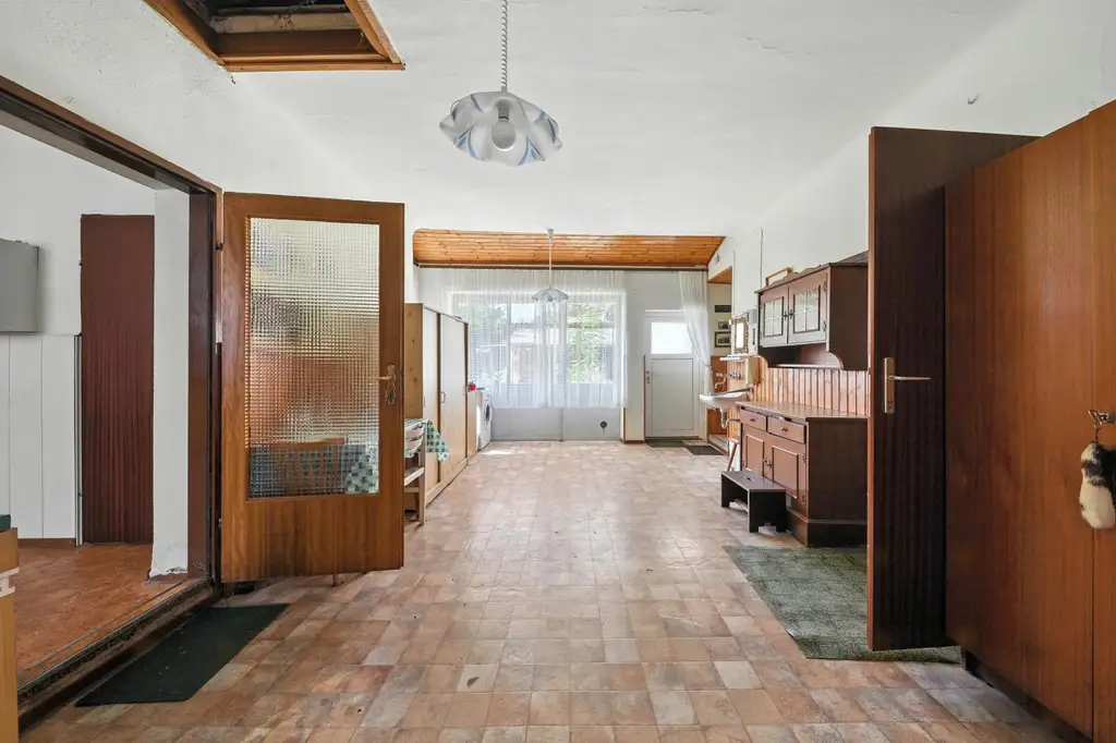 Renovierungsbedürftige Liegenschaft mit zwei Wohneinheiten, Nebengebäuden & Garage!