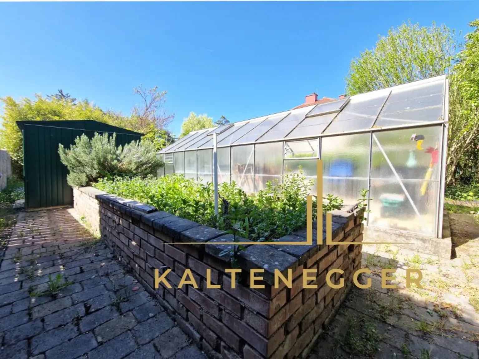 Hochbeet und Glashaus im Garten