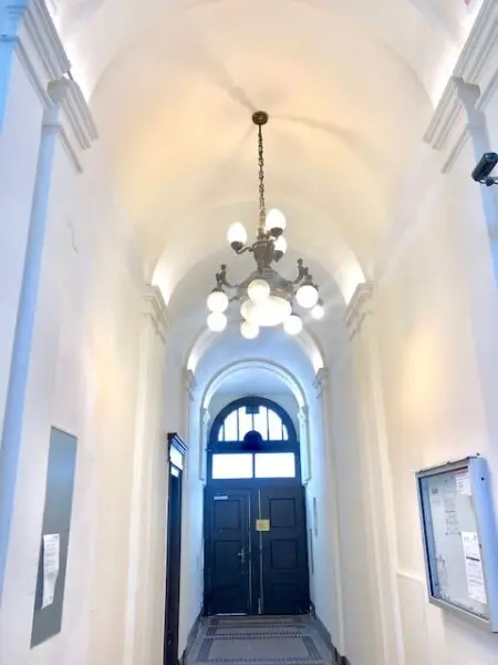 MIETWOHNUNG-INNENSTÄDTISCHE & EXQUISITE - PENTHOUSE- WOHNUNG-OHNE DACHSCHRÄGEN! mit 2,5-Zimmern in Top Lage - NASCHMARKT - 1060 WIEN!
