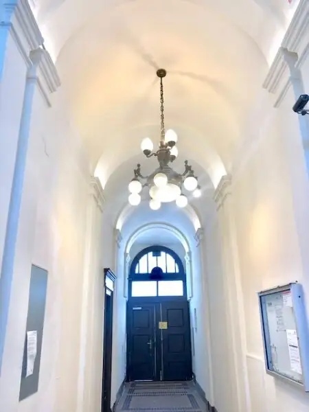 MIETWOHNUNG-INNENSTÄDTISCHE & EXQUISITE - PENTHOUSE- WOHNUNG-OHNE DACHSCHRÄGEN! mit 2,5-Zimmern in Top Lage - NASCHMARKT - 1060 WIEN!