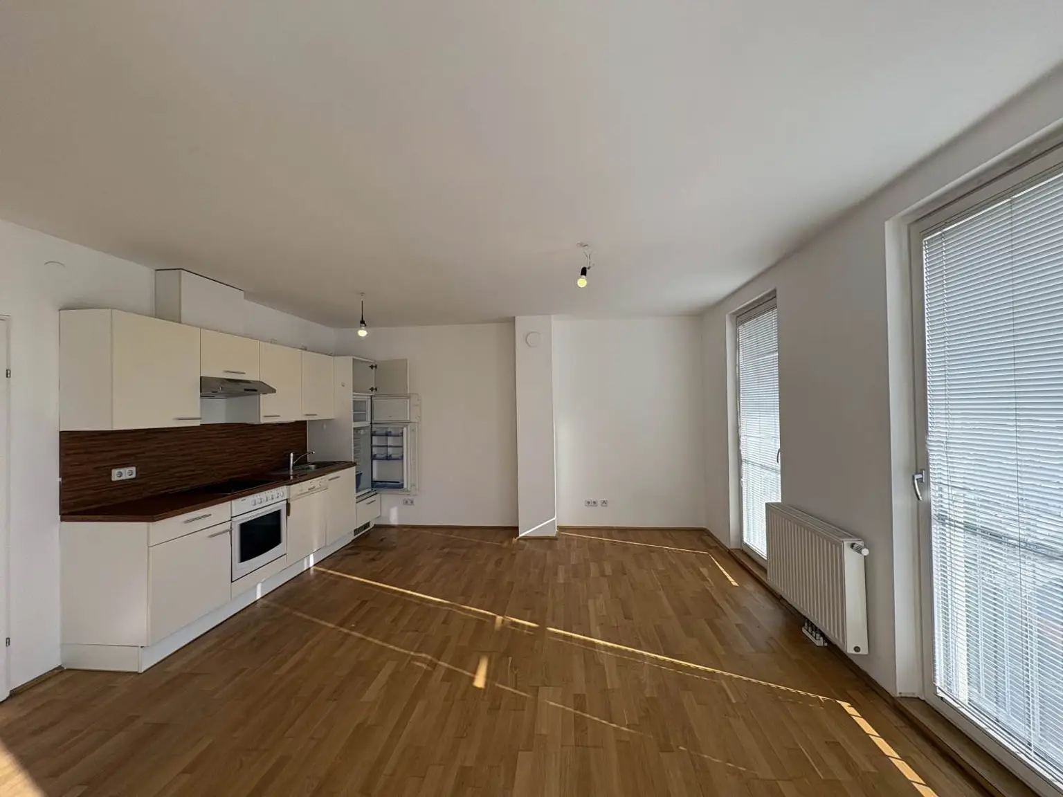 Lichtdurchflutete 2-Zimmer-Wohnung
- Loggia in den Innenhof - direkt beim Enkplatz!