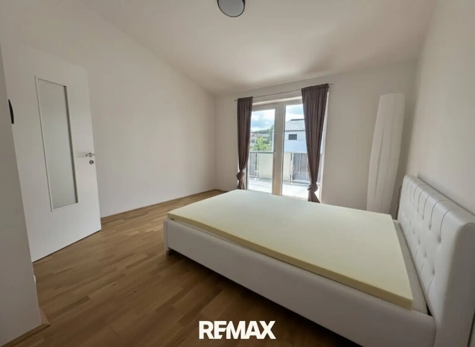 Schlafzimmer mit Ausgang auf die Terrasse
