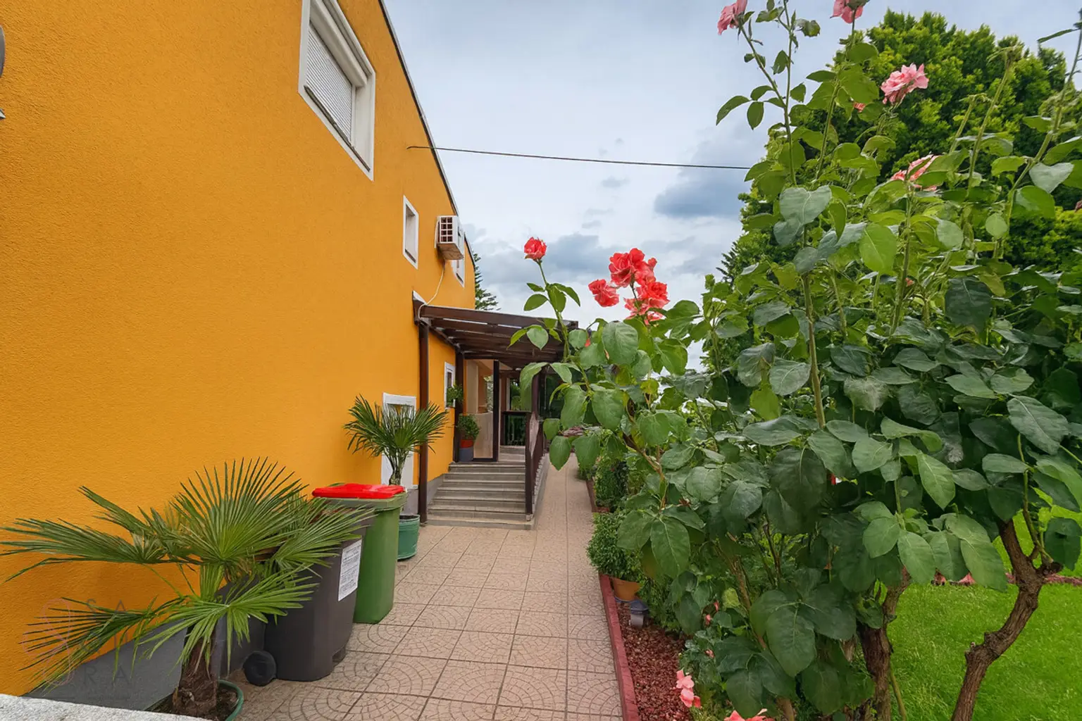 Charmantes Einfamilienhaus mit Einliegerwohnung, Garten und Garage – vielseitig nutzbar