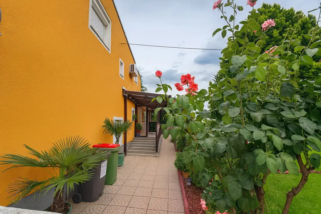 Charmantes Einfamilienhaus mit Einliegerwohnung, Garten und Garage – vielseitig nutzbar