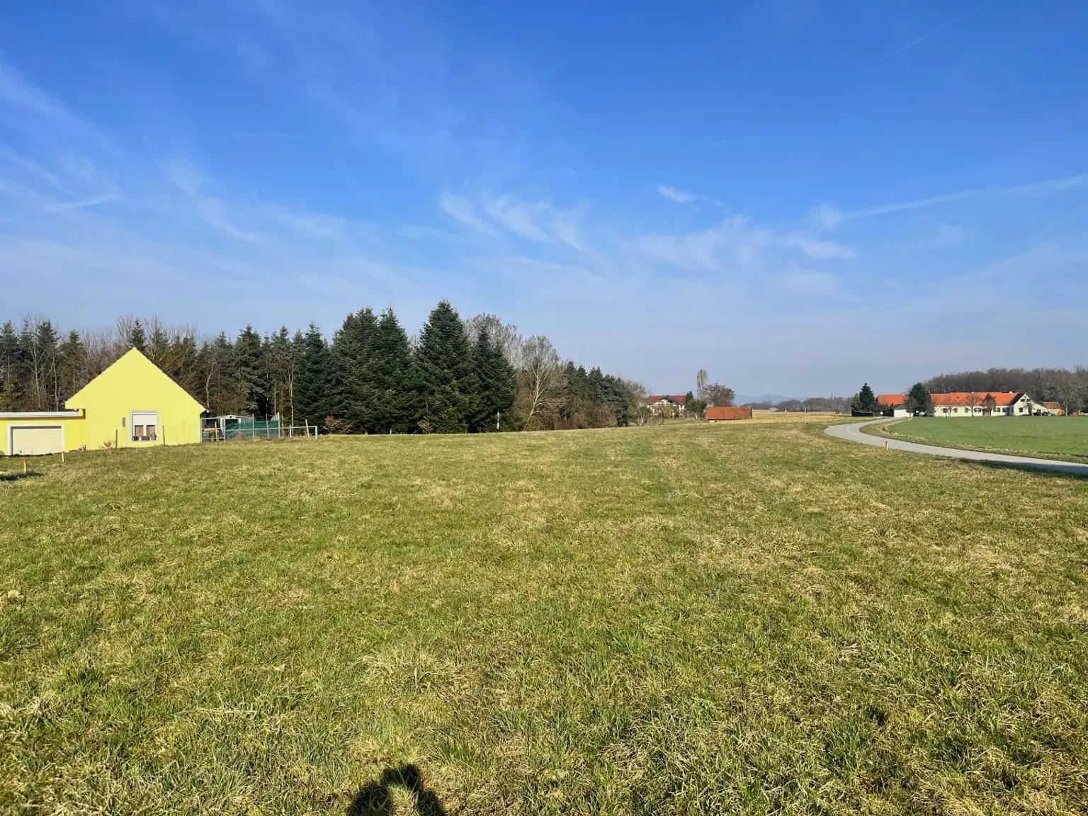 Sonniges, ebenes Baugrundstück