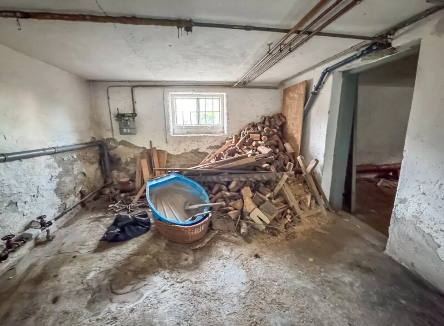 Sanierungsbedürftiges Einfamilienhaus in Pottschach, Nähe Bahnhof: Ihr Sanierungsprojekt mit 556 m2 Garten! 199.000 Euro!