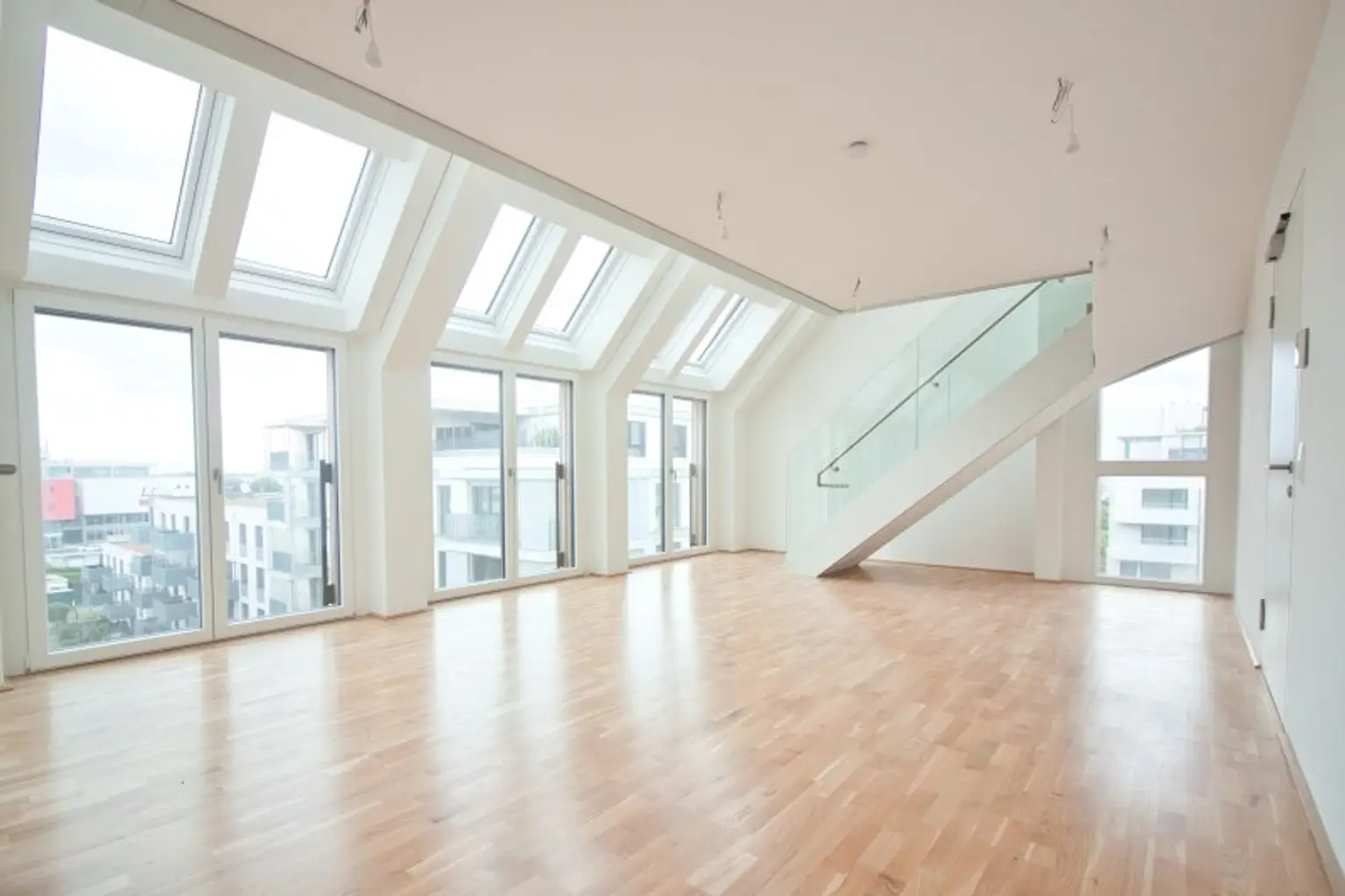Erstbezug Open Space Büro & 2-Zimmer-Wohnung mit separatem Zugang