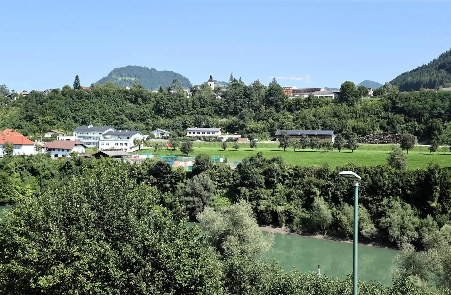 Ein-/Zwei- oder Mehrfamilienhaus zum Innenrenovieren auf 1.343 m² Grund mit Garage und Abstellplätze