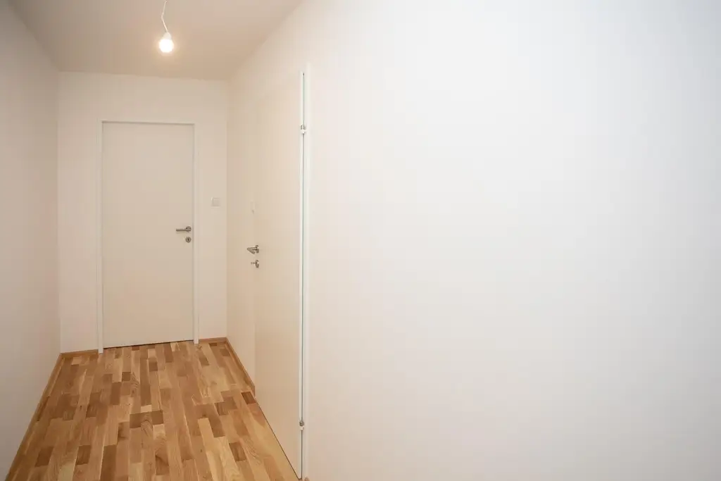Neu adaptierte DG-Wohnung mit Terrasse und Tiefgarage