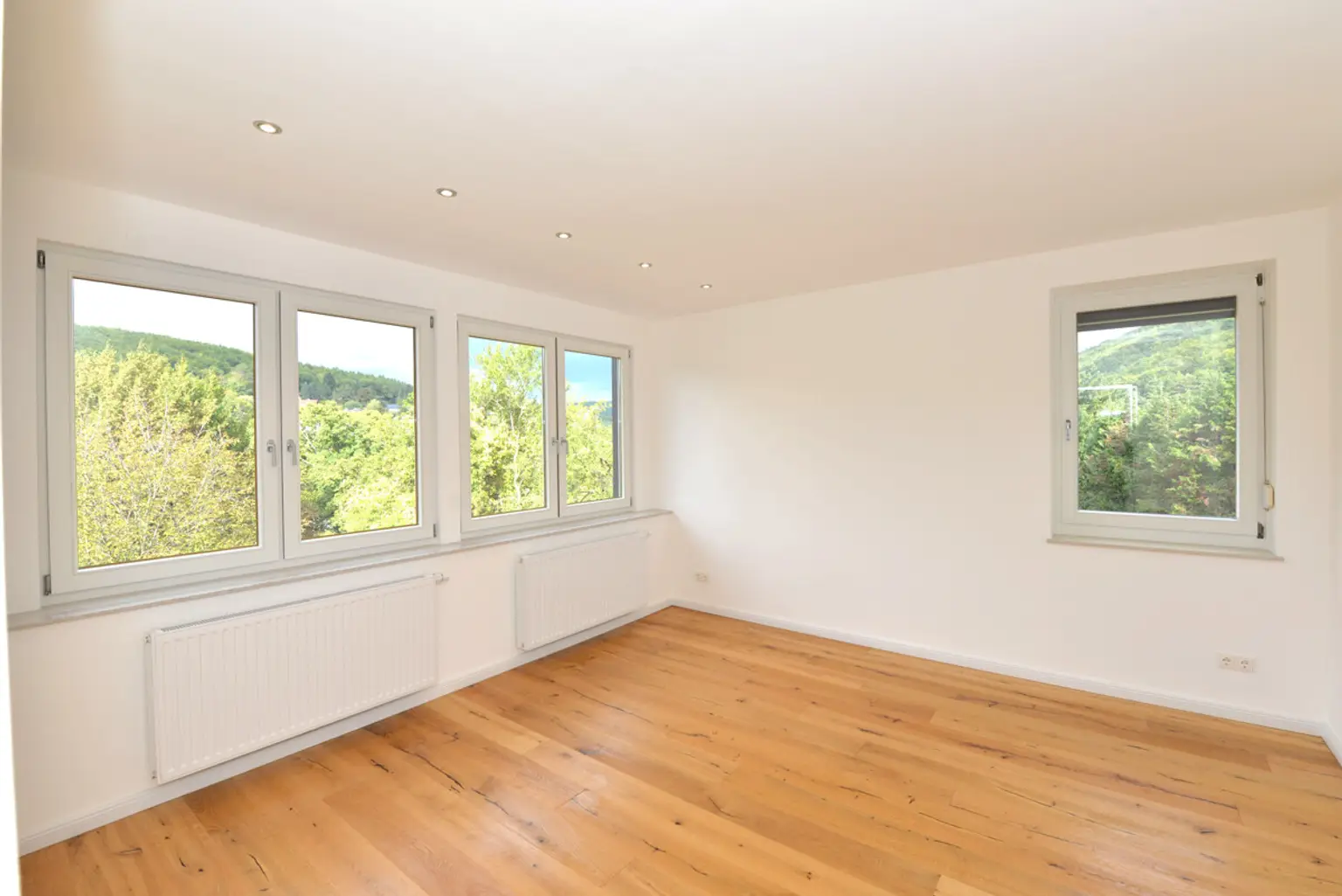GROßZÜGIGE VILLA IN PURKERSDORF MIT 426 M², SAUNA, POOL, WINTERGARTEN & BESTER ANBINDUNG NACH WIEN