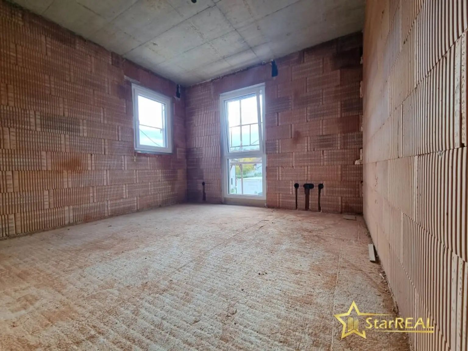 LETZTES HAUS VERFÜGBAR! IDEAL FÜR FAMILIEN! 5-ZIMMER-ZIEGELHAUS MIT UNVERBAUBAREN AUSBLICK. MIT KELLER, BALKON, TERRASSE, CARPORT UND GROSSEM GARTEN.